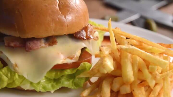 La hamburguesa con patatas no es un plato saludable