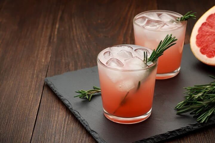 Receta del cóctel Rosemary Royale para fiestas al aire libre