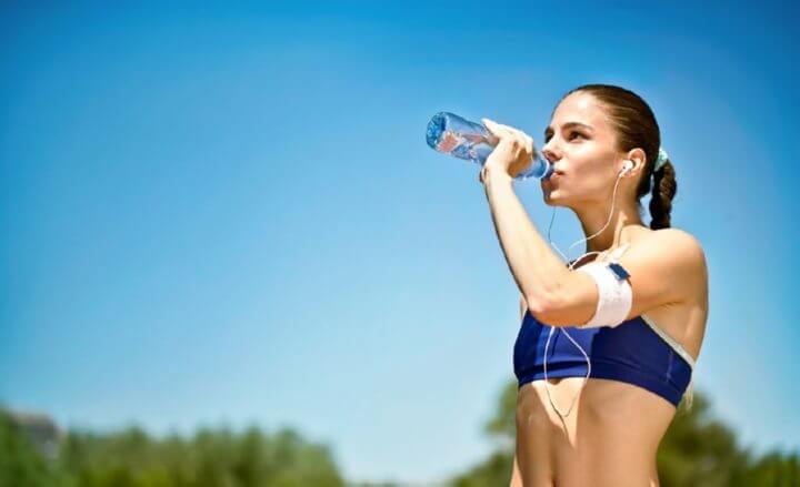Sustituir los refrescos por agua ayuda a ahorrar calorías