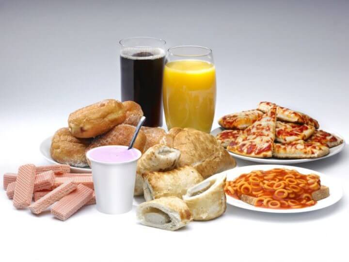 Evitar alimentos procesados disminuye el número de calorías diario