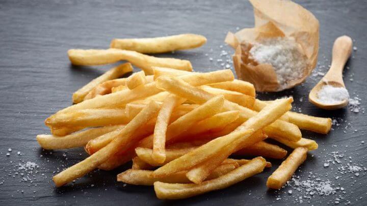 Evitar comer patatas fritas disminuye el nivel de calorías diario 
