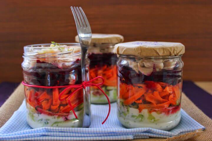 ¿Cómo hacer una ensalada de remolacha y queso en frasco?