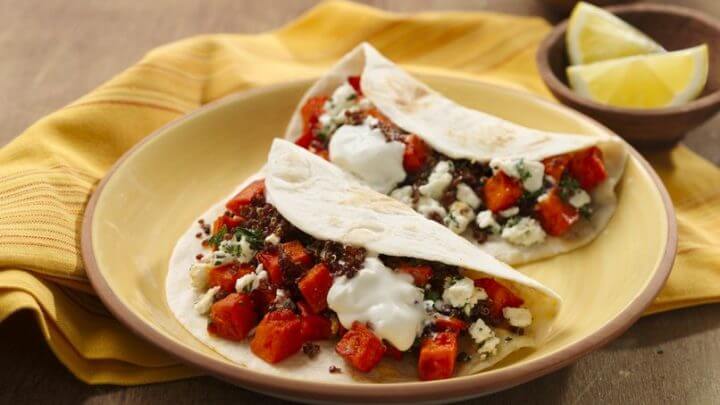 Preparar unos tacos vegetarianos para el desayuno 