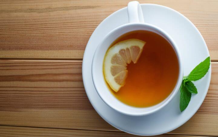 Descansar con el té de bálsamo de limón