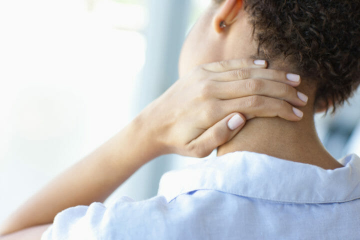 Dolor de cuello causado por usar teléfono móvil