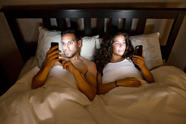 No dormir cerca del móvil para perder peso