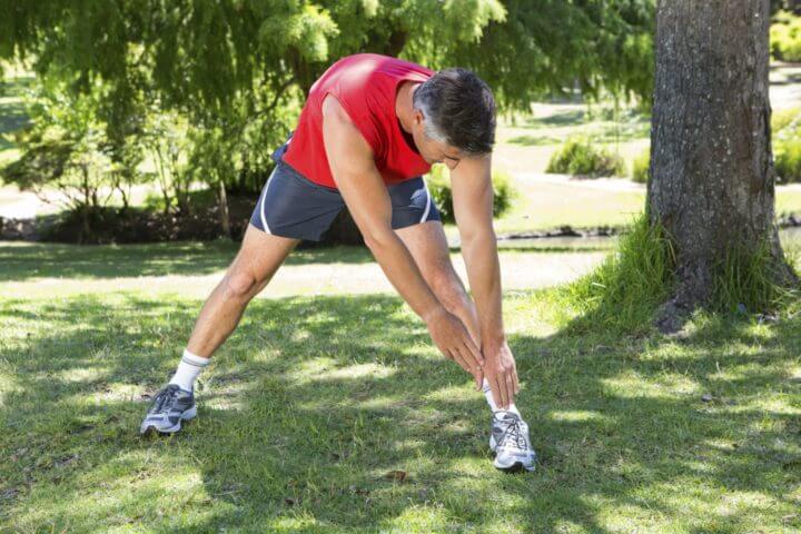 Qué estiramientos ejecutar antes de una carrera de running