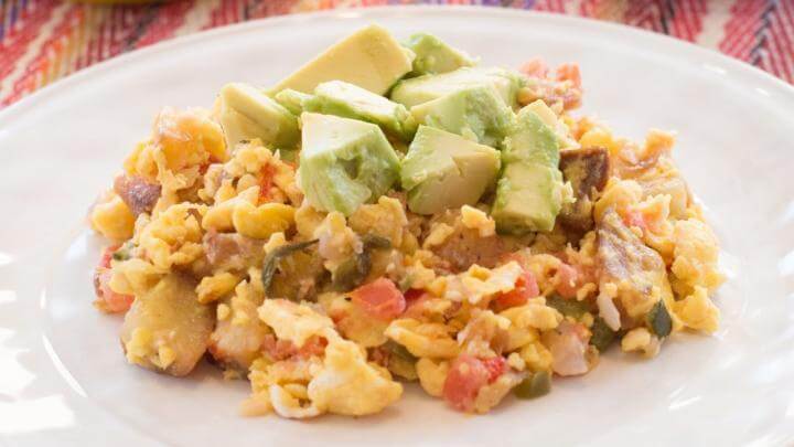 ¿Cómo preparar huevos revueltos con frijoles?