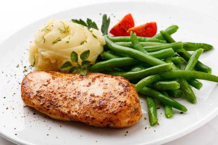 ¿Cuánta proteína debo comer a diario?
