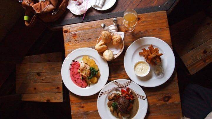 Trucos utilizados por los restaurantes para hacerte consumir más comida