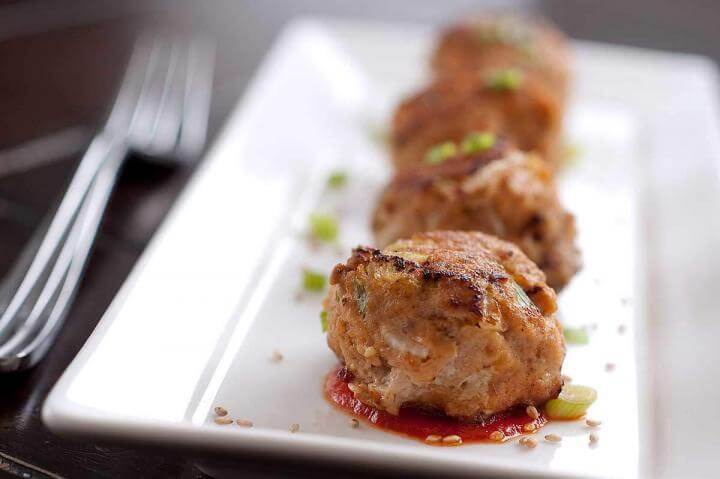 Receta de albóndigas con carne de cerdo con salsa Sriracha 