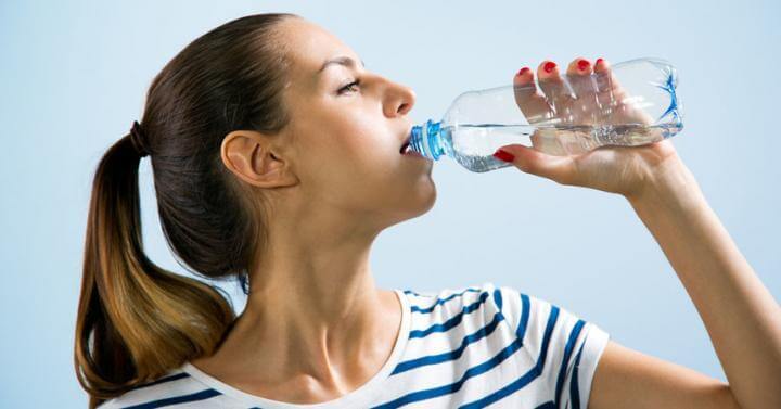 ¿Ayuda el agua a perder grasa facial?