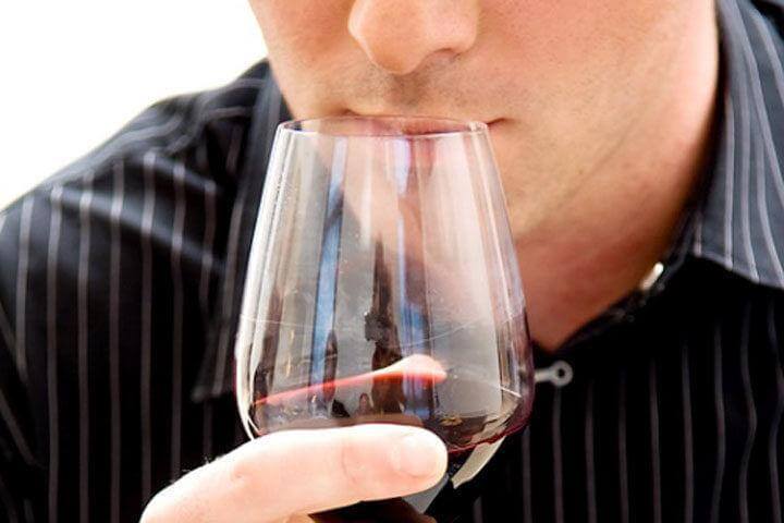 El alcohol puede aumentar los niveles de estrógenos en hombres
