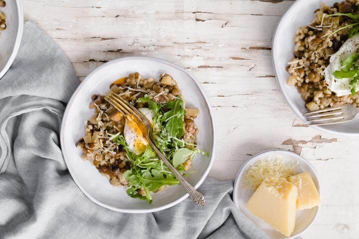 Ensalada de lenteja con huevos escalfados