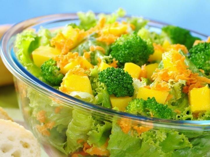 Ingerir ensaladas para evitar comer calorías de más