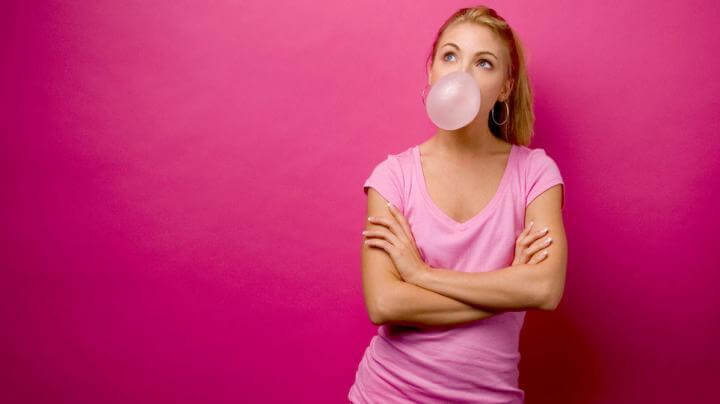Mascar chicle puede hacerte ver como una persona inmadura 