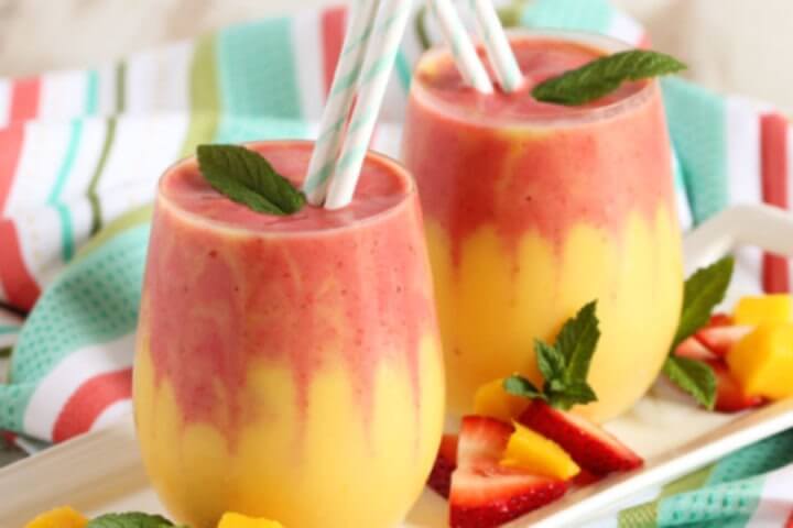 Receta de desayuno de batido de mango, fresa y verduras 