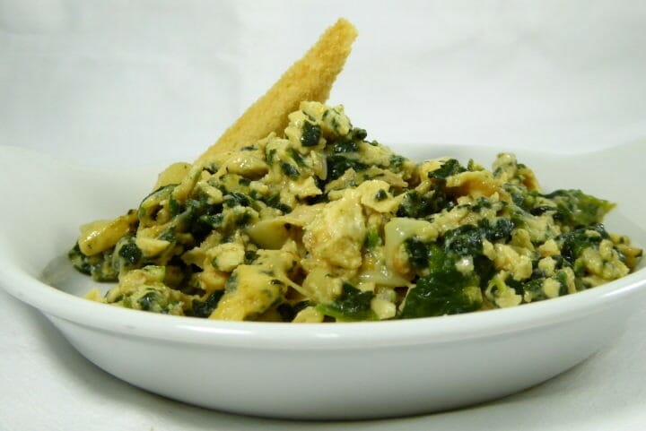 Desayuno para perder peso de huevos revueltos y col rizada