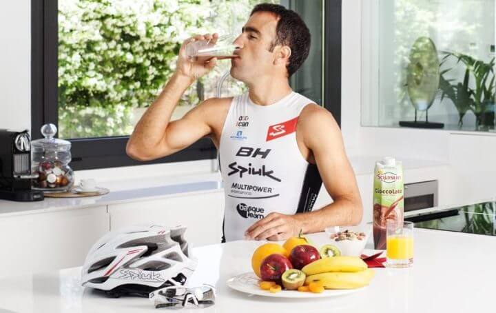 Qué alimentos ingerir antes de escalar con tu bicicleta