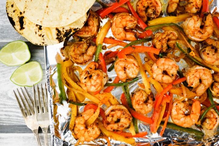 Receta mexicana cetogénica de fajitas con gambas picantes