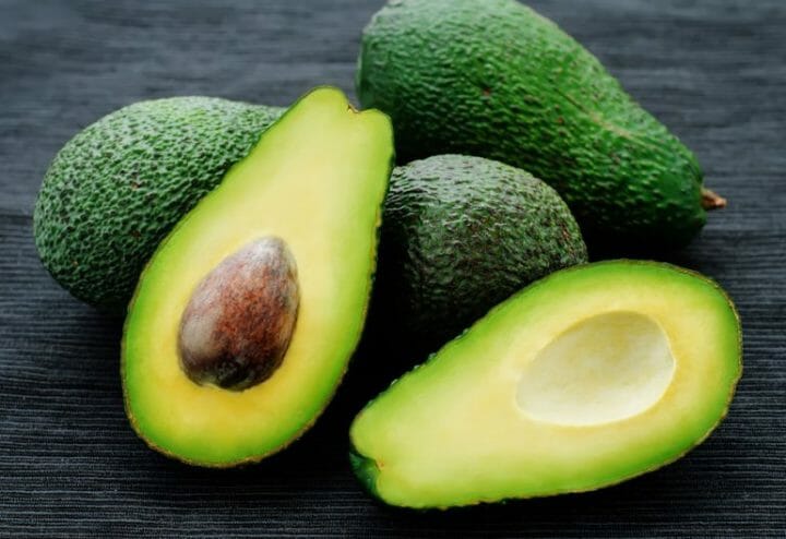 El aguacate es una fruta que contiene pocos carbohidratos 
