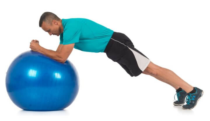 plancha sobre fitball para ciclistas