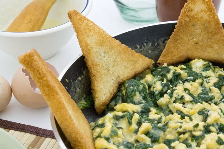 Desayuno ligero de revoltillo y col rizada