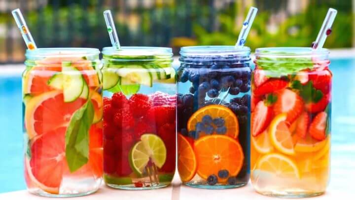 Beber agua durante los entrenamientos de verano 