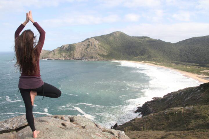 Con la pose del árbol puedes equilibrar tu cuerpo