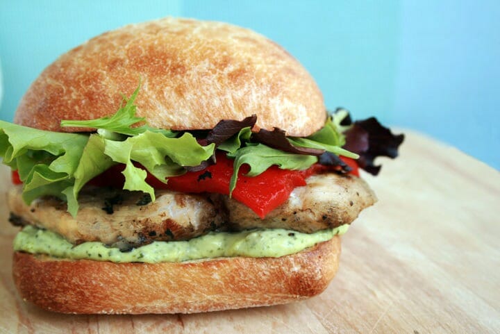 Cómo cocinar una hamburguesa de pollo saludable 