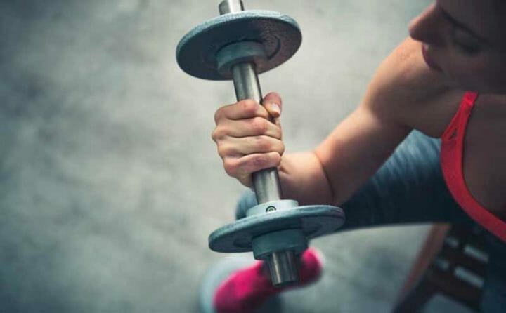 Levantar pesas para eliminar kilos rápidamente 