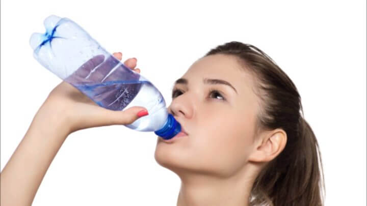 Tomar suficiente agua para perder peso rápidamente 