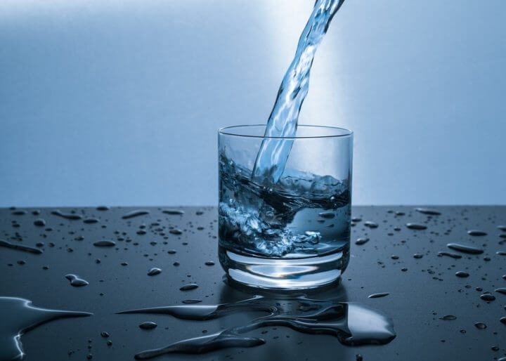 ¿Es beneficiosa el agua cruda?
