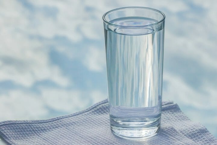 El agua cruda puede estar contaminada con bacterias