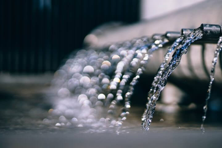 El agua cruda es rica en minerales