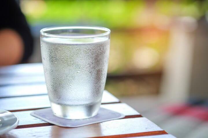 Beber agua fría puede quemar algunas calorías