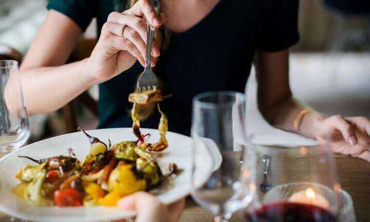 ¿Comer tarde por la noche te hace engordar?