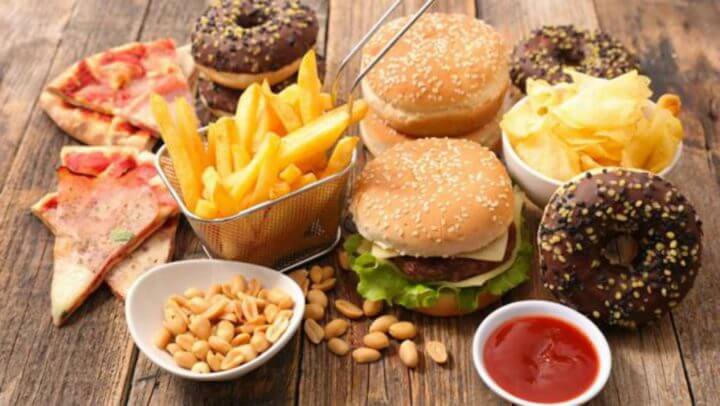 Comer tarde afecta a la elección de alimentos