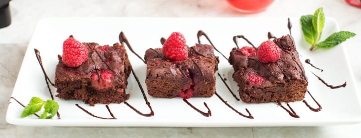 Postre saludable de brownie con chocolate y frambuesa