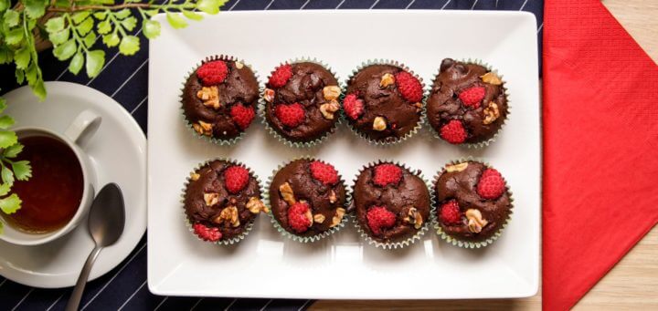 Mini brownies de chocolate oscuro con frambuesa