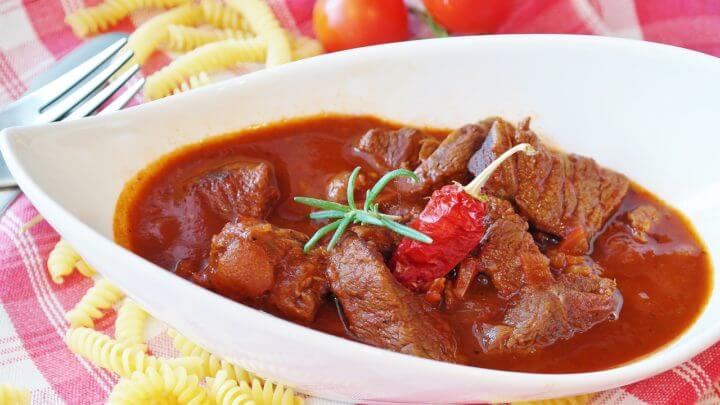 El goulash húngaro está cargado de proteínas y vegetales
