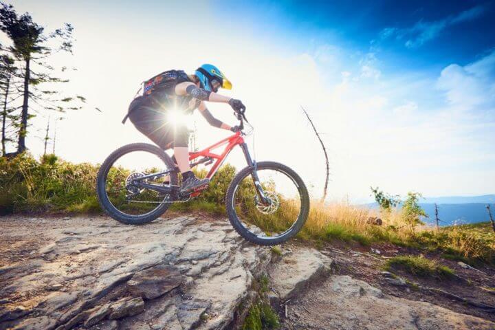 Cómo equiparte para entrenar ciclismo