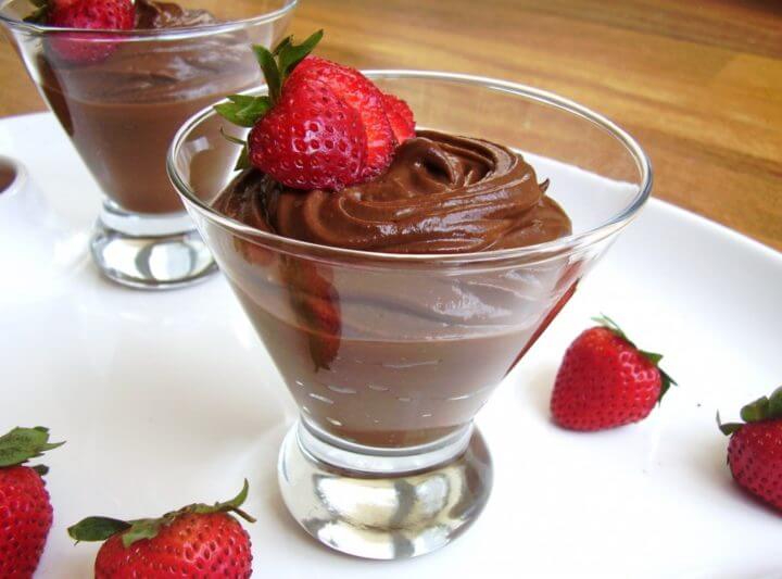 Mousse de chocolate vegano con fresas