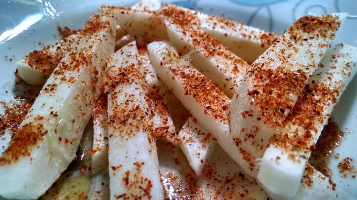 Ingredientes para preparar patatas fritas con raíz de jícama
