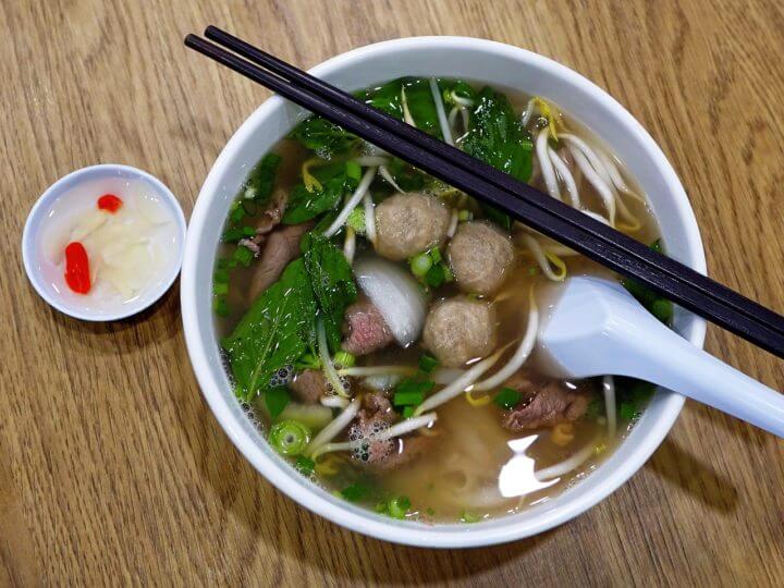 Receta de sopa de fideos con albóndigas