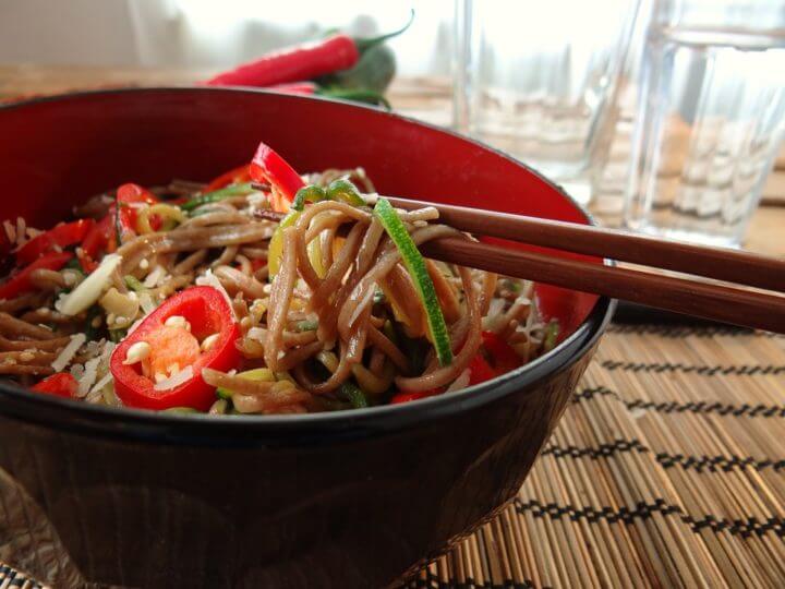 Sopa asiática con vegetales y fideos de soba