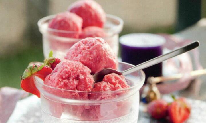 Snack de helado de fresa y plátano natural