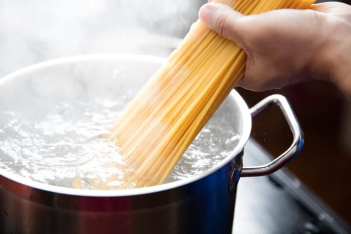 El agua de la pasta sirve como espesante