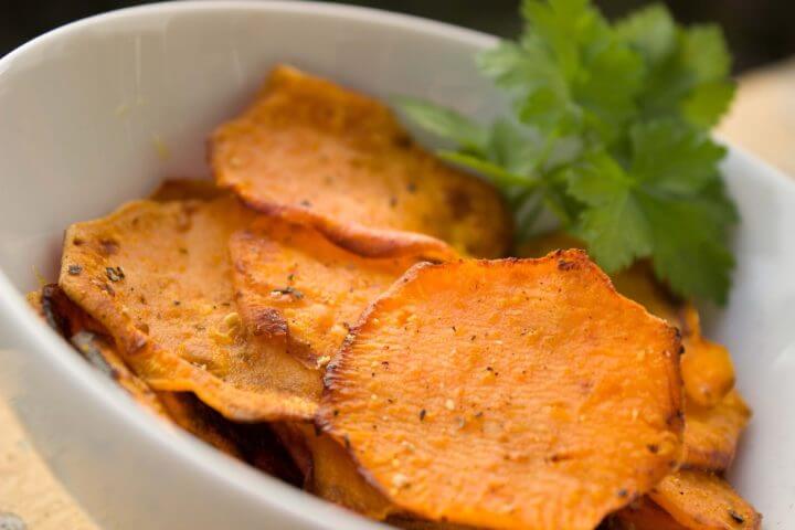 Preparar chips de verduras como snack vegano
