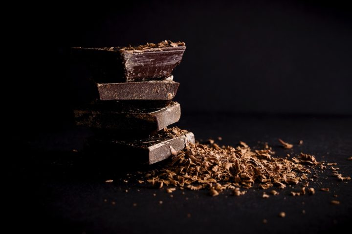 Coco seco y chocolate oscuro como snack vegano